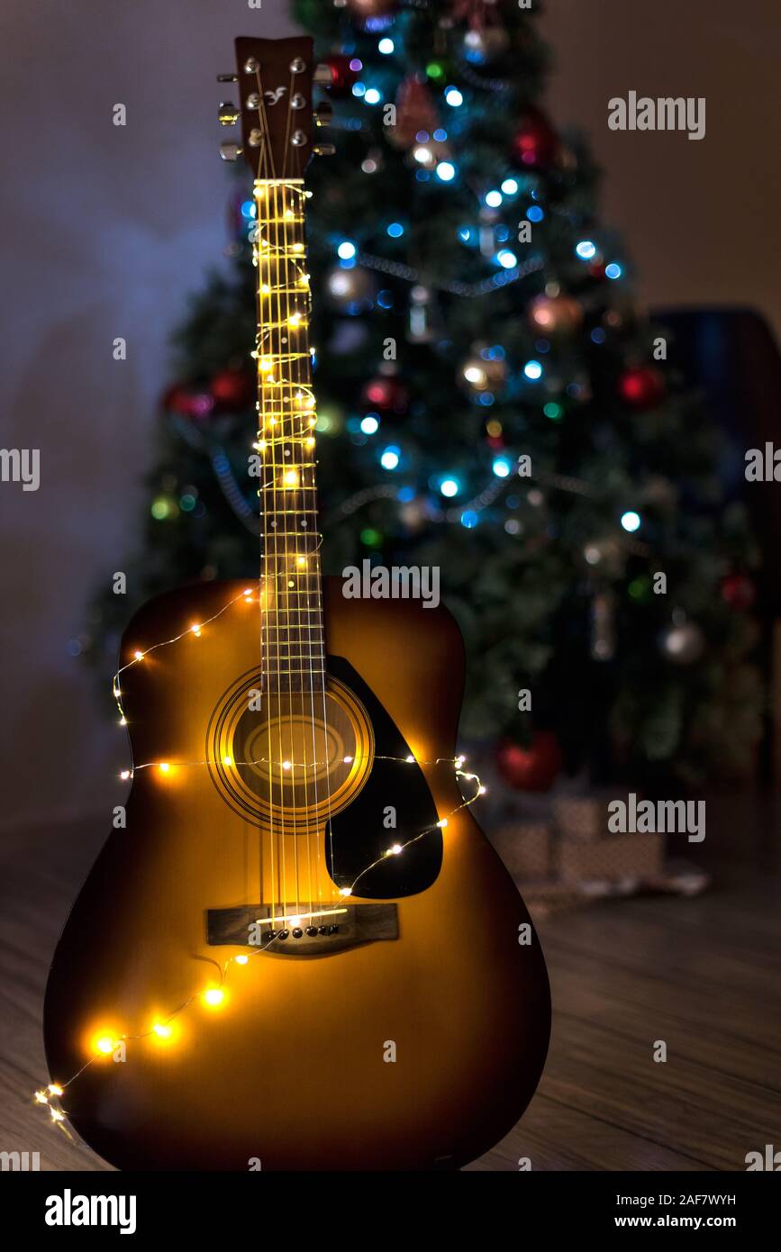 Decorated guitar fotografías e imágenes de alta resolución - Alamy