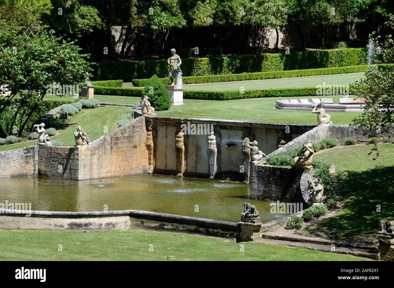 Fuente Central & piscina ornamental en el jardín formal Jardins d'Albertas o jardines Albertas-Bouc Bel-aire cerca de Aix-en-provence Provence Francia Foto de stock