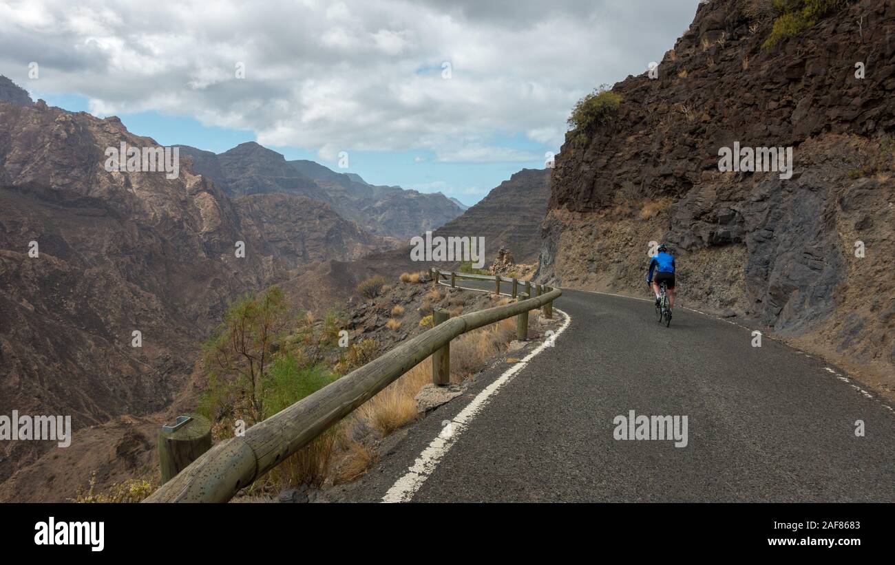 Gente en bicicleta con bicicletas de carretera en el Valle de las Lágrimas, una infame carretera en Gran Canaria Foto de stock
