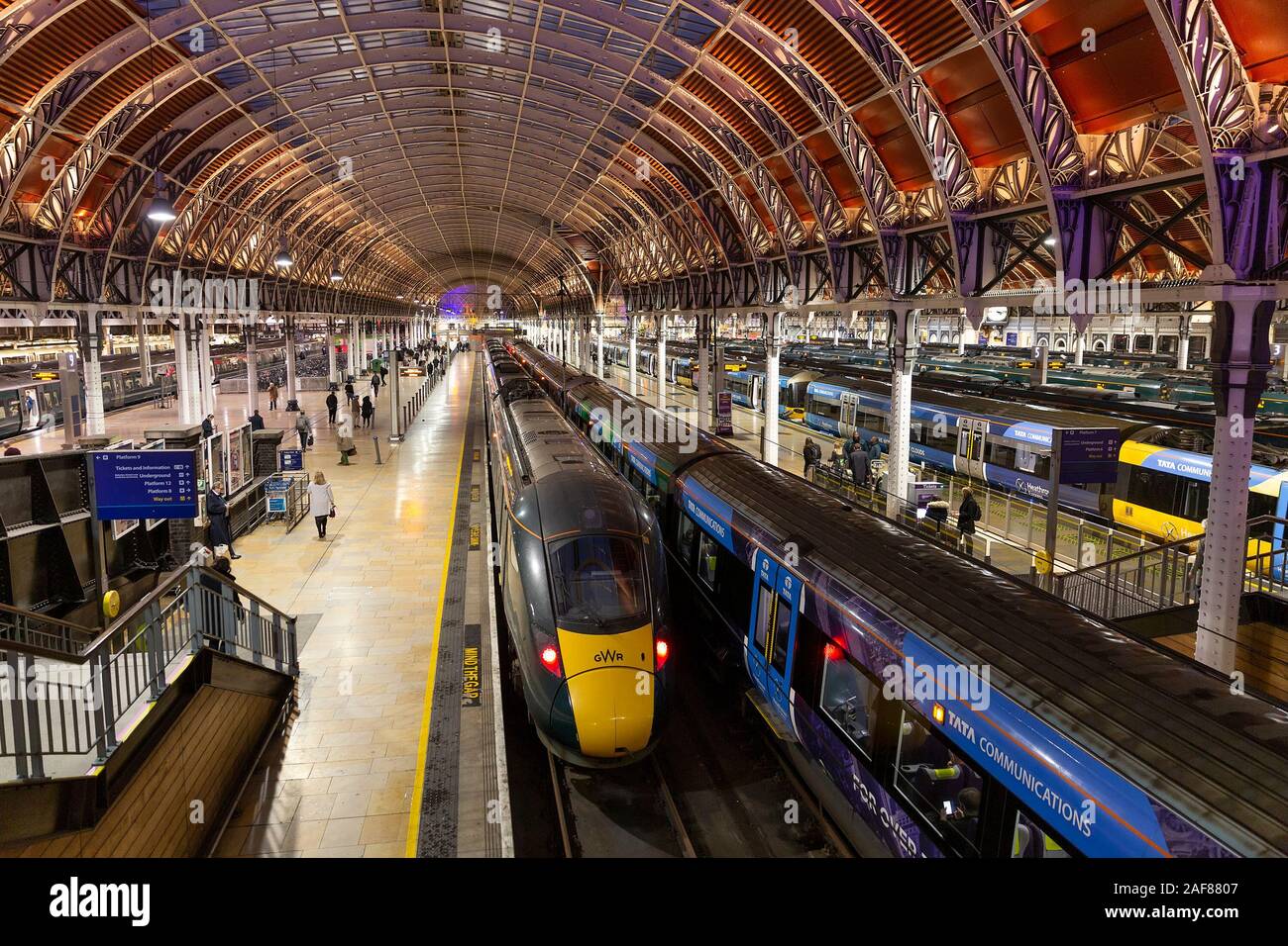 Londres, Reino Unido - 12 de diciembre de 2019 : Amplia vista de trenes esperando por los andenes de la estación de tren de Paddington, durante los importantes retrasos en los servicios. Foto de stock