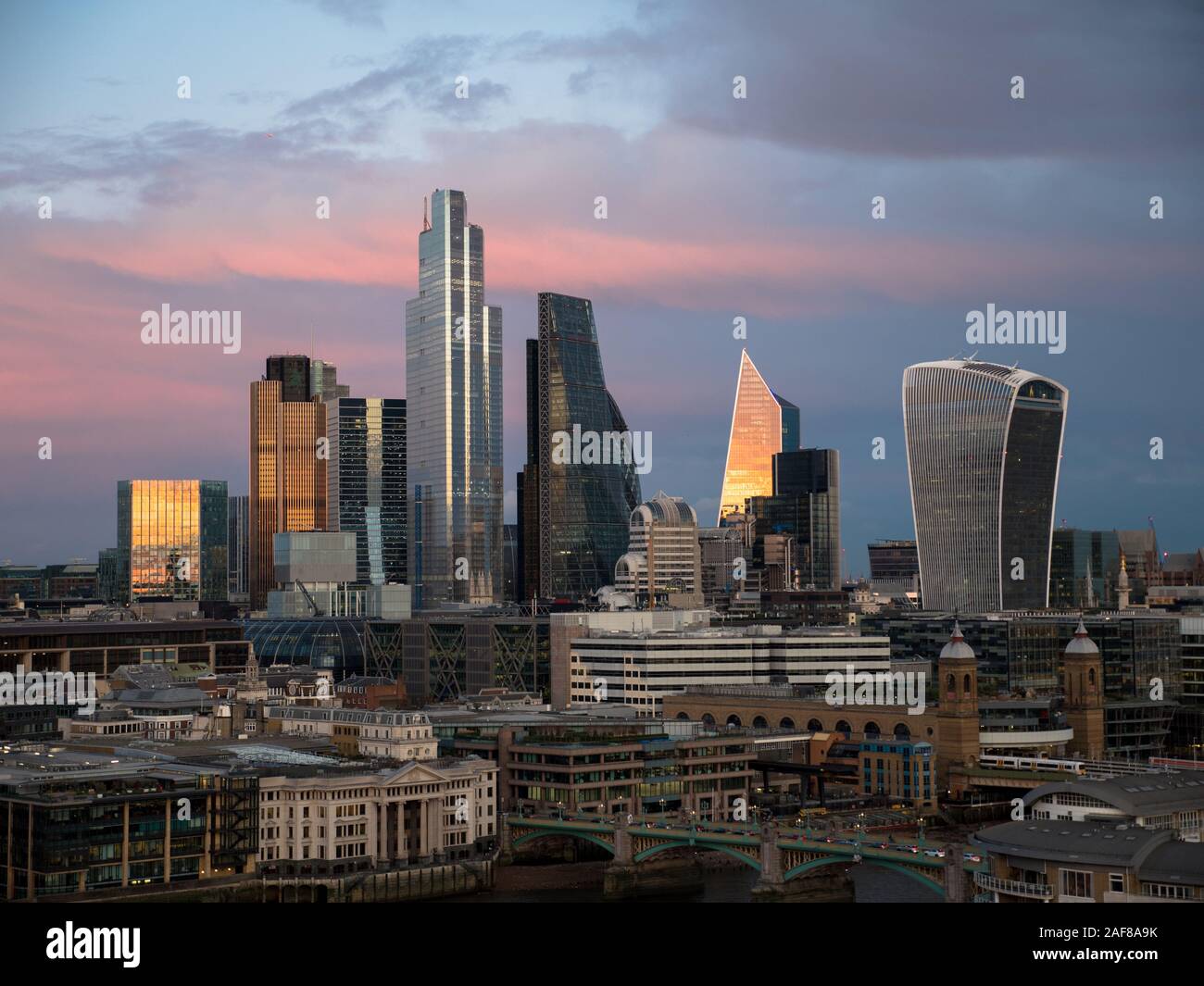 Skyline, puesta de sol de la ciudad de Londres, Inglaterra, Reino Unido, GB. Foto de stock