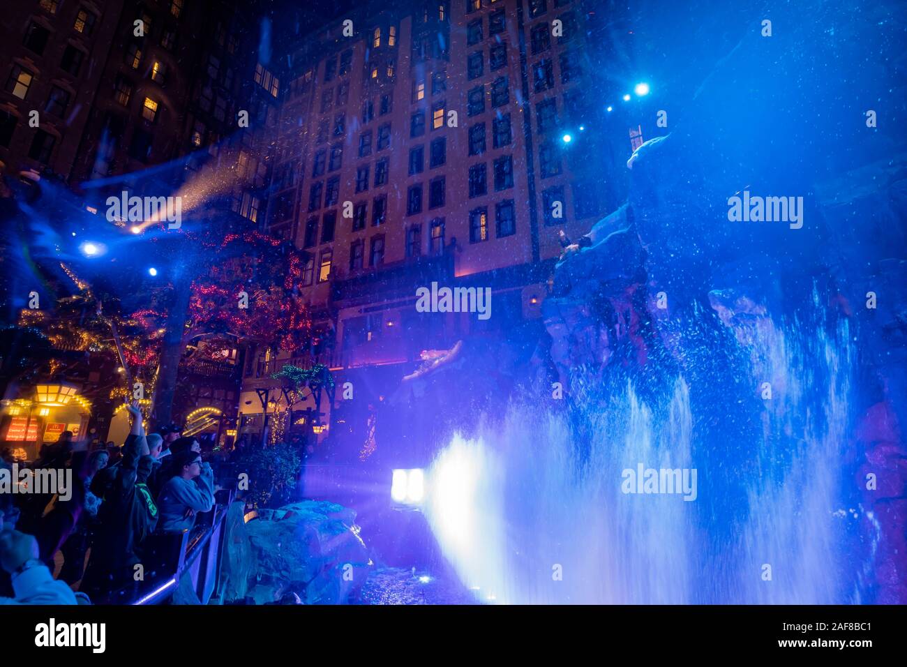 Las Vegas, 12 de diciembre: hermosas luces de Navidad y muestra de la Mystic Falls Park en Sam's Town en DEC 12, 2019 en Las Vegas, Nevada Foto de stock