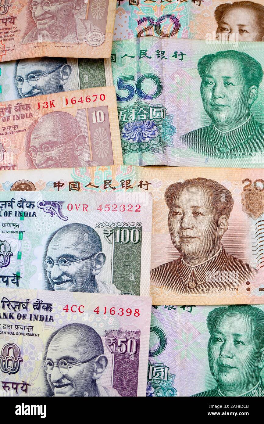 Monedas de Asia las principales potencias económicas de China y de la India: Yuan chino y Rupias Indias billetes. Foto de stock