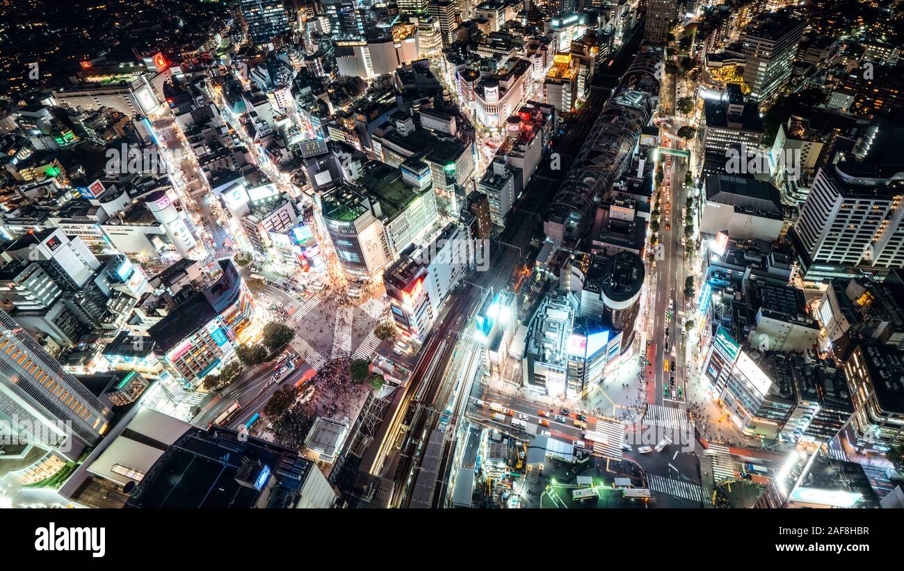 Tokio, Japón - Nov 5, 2019: Shibuya scramble crossing paisaje urbano en la noche, el tráfico de coches y transporte abarrotado de personas a pie. Un alto ángulo de visualización. Turismo en Asia Foto de stock