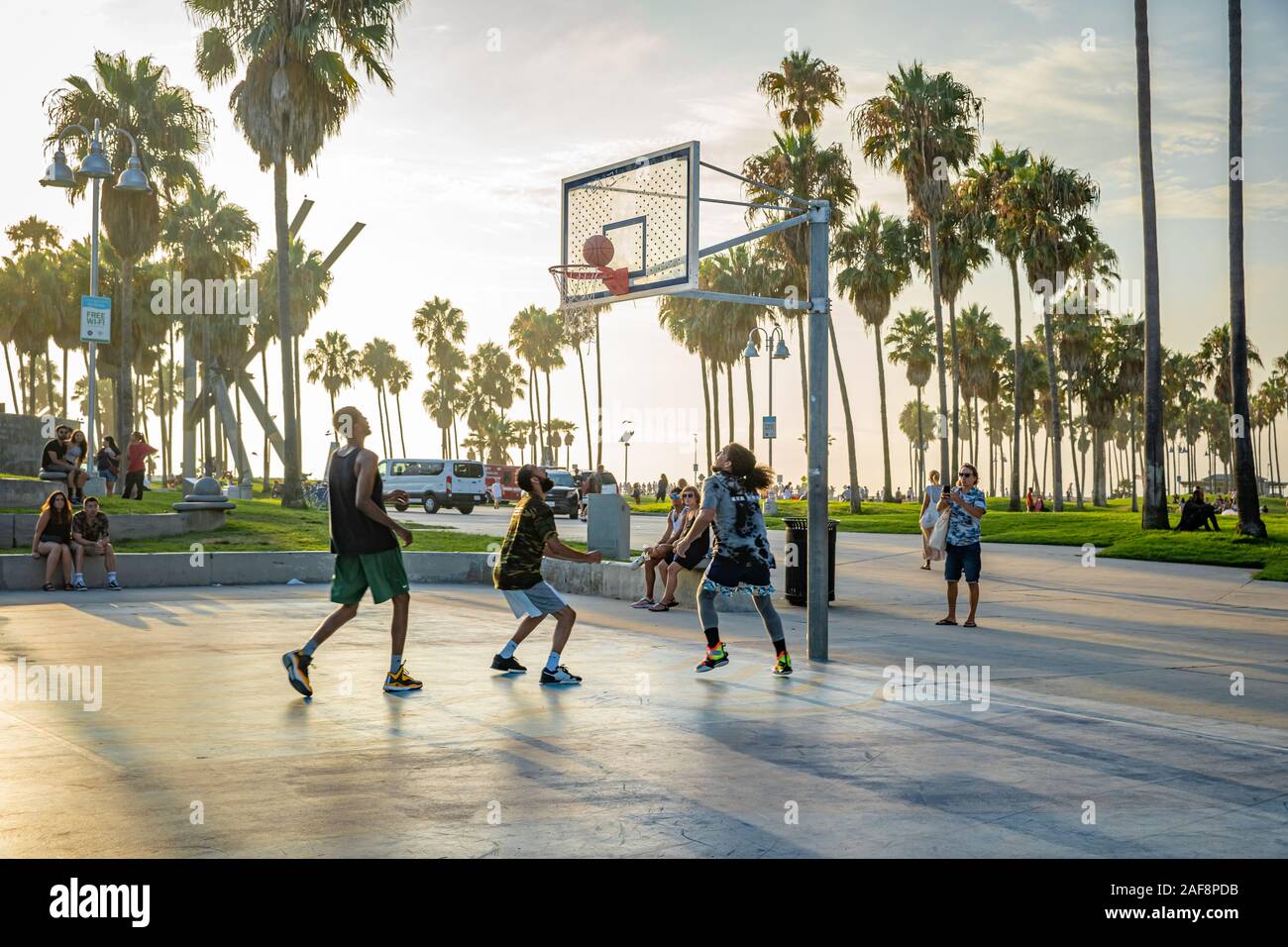 LOS ANGELES - Septiembre 3, 2019: una carrera de baloncesto en la costa del océano en parte de Muscle Beach Foto de stock