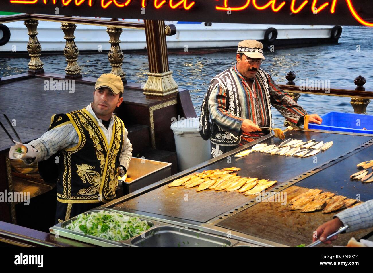 Vendedores de pescado frito, cerca del puente de Galata. Eminonu, Estambul. Turquía Foto de stock