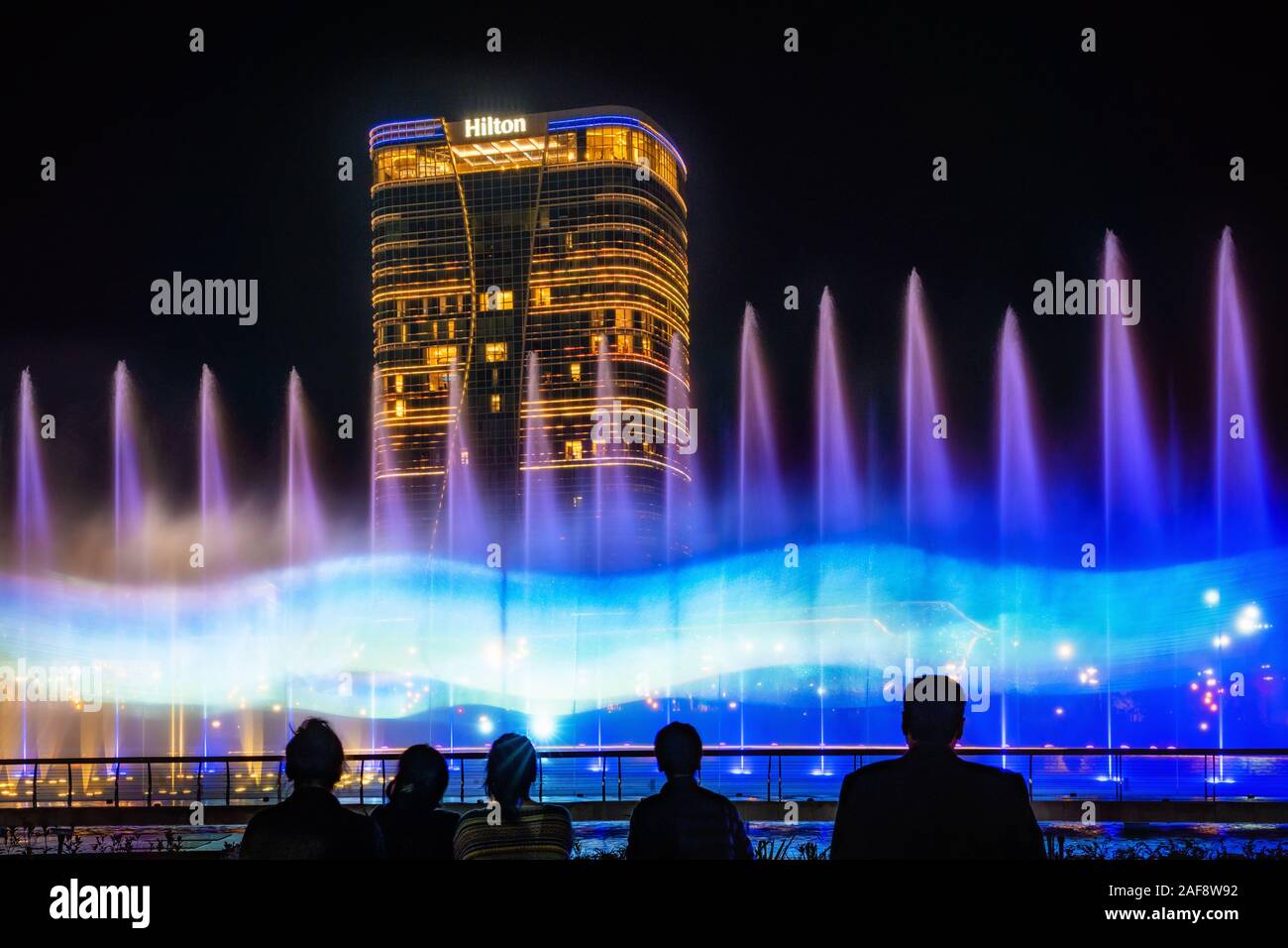 Tashkent, Uzbekistán - 30 octubre, 2019: ver a la gente bailar fuente iluminada por la noche en el nuevo Parque de la ciudad de Tashkent Foto de stock
