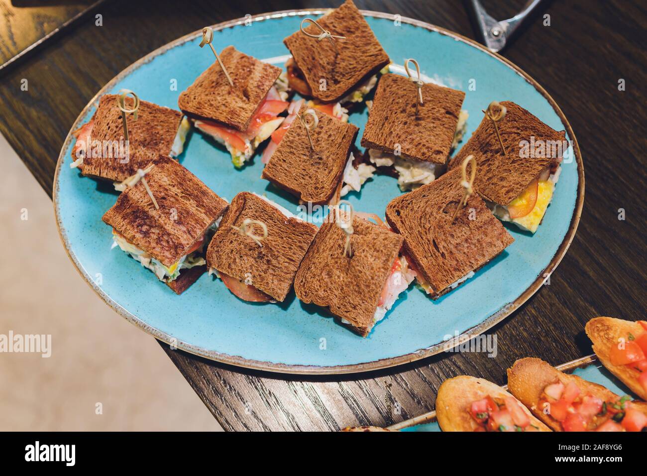 Mini Club sándwich de pollo con jamón, huevo de baliza Embutidos ensaladas  sandwiches Brioche para catering, Seminario, coffee break, Desayuno,  Almuerzo, Cena, Buff Fotografía de stock - Alamy