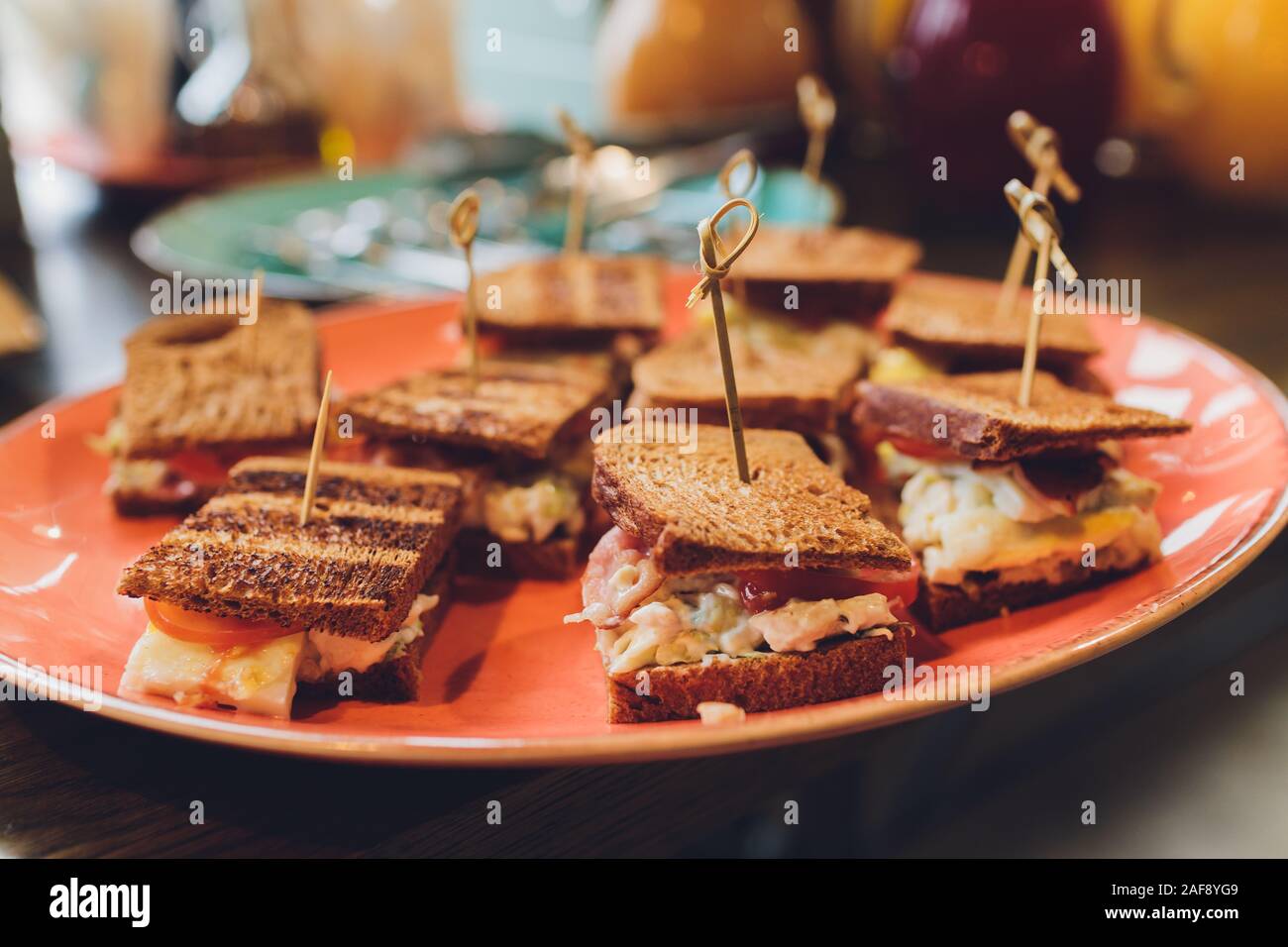 Mini Club sándwich de pollo con jamón, huevo de baliza Embutidos ensaladas  sandwiches Brioche para catering, Seminario, coffee break, Desayuno,  Almuerzo, Cena, Buff Fotografía de stock - Alamy