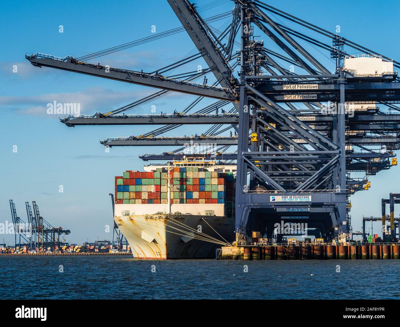 Grandes buques para contenedores - Cosco armonía descarga de contenedores en Felixstowe Docks Foto de stock