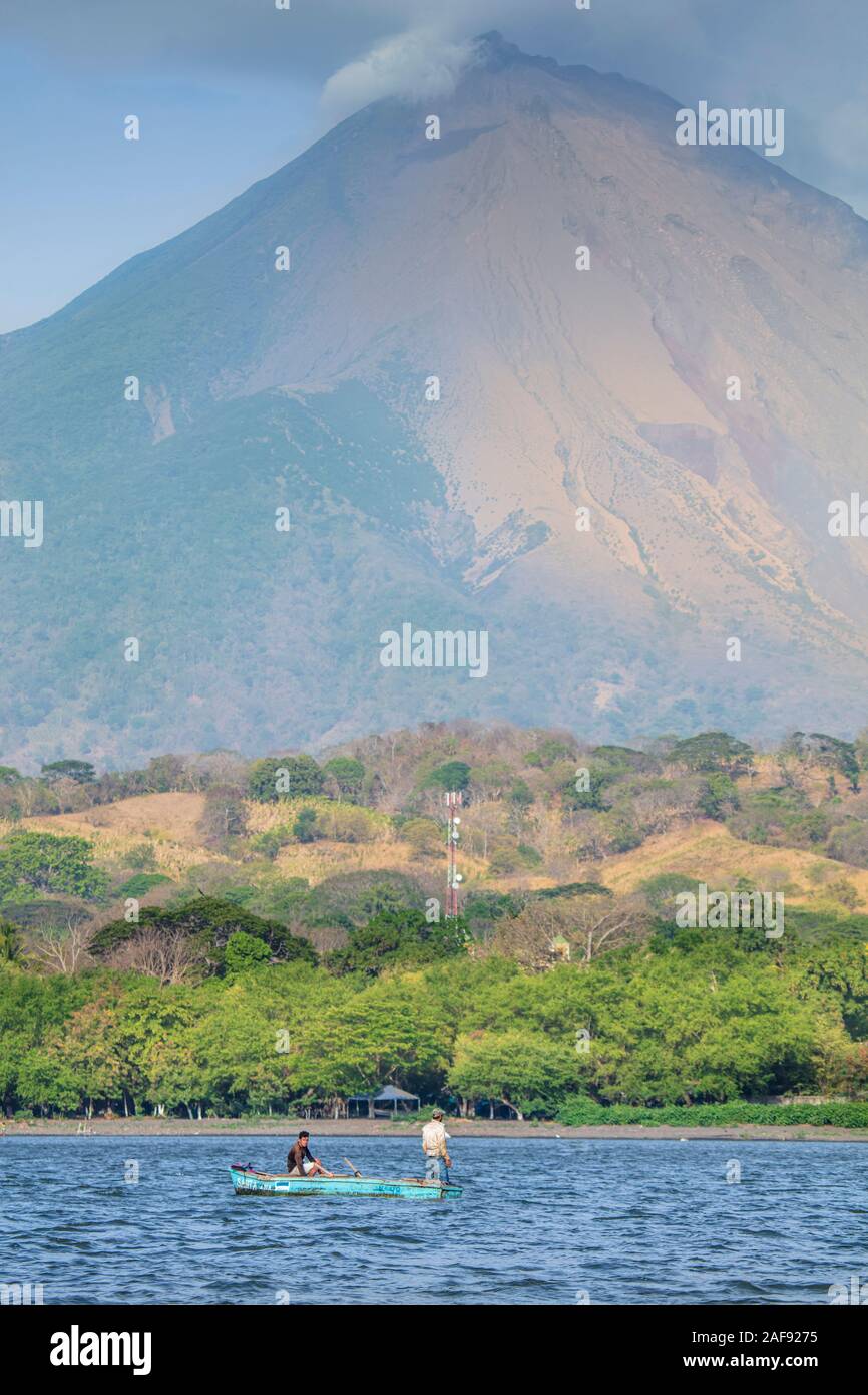 Vista del volcán Concepción y la costa de la Isla de Ometepe en el lago Nicaragua, Centroamérica Foto de stock