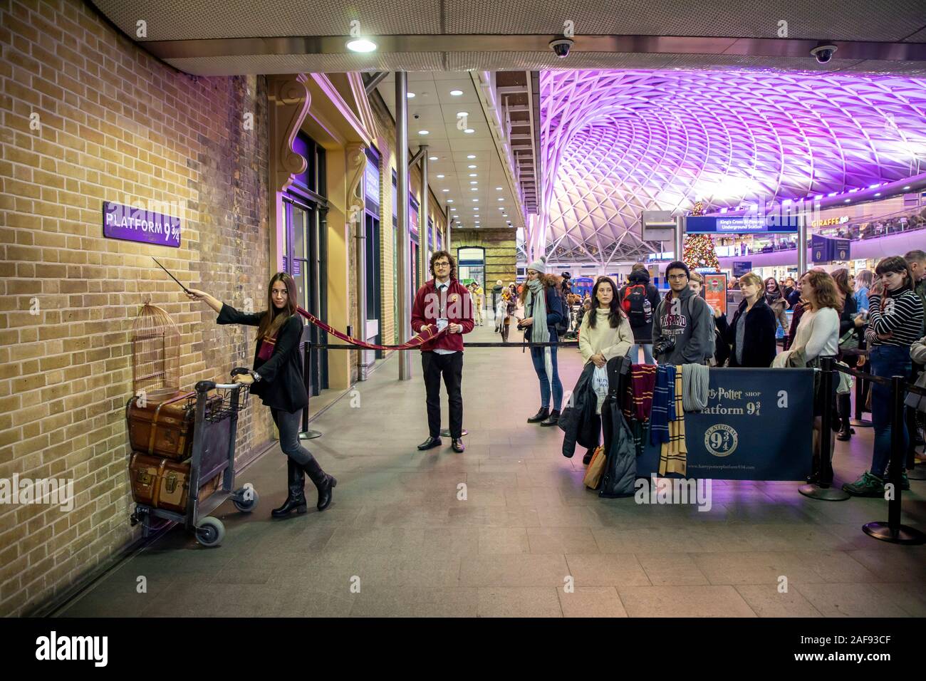 La estación de Kings Cross Station, la estación Hall, Londres, Gran Bretaña, la plataforma 9 3/4, la ubicación de la primera película de Harry Potter, Foto de stock