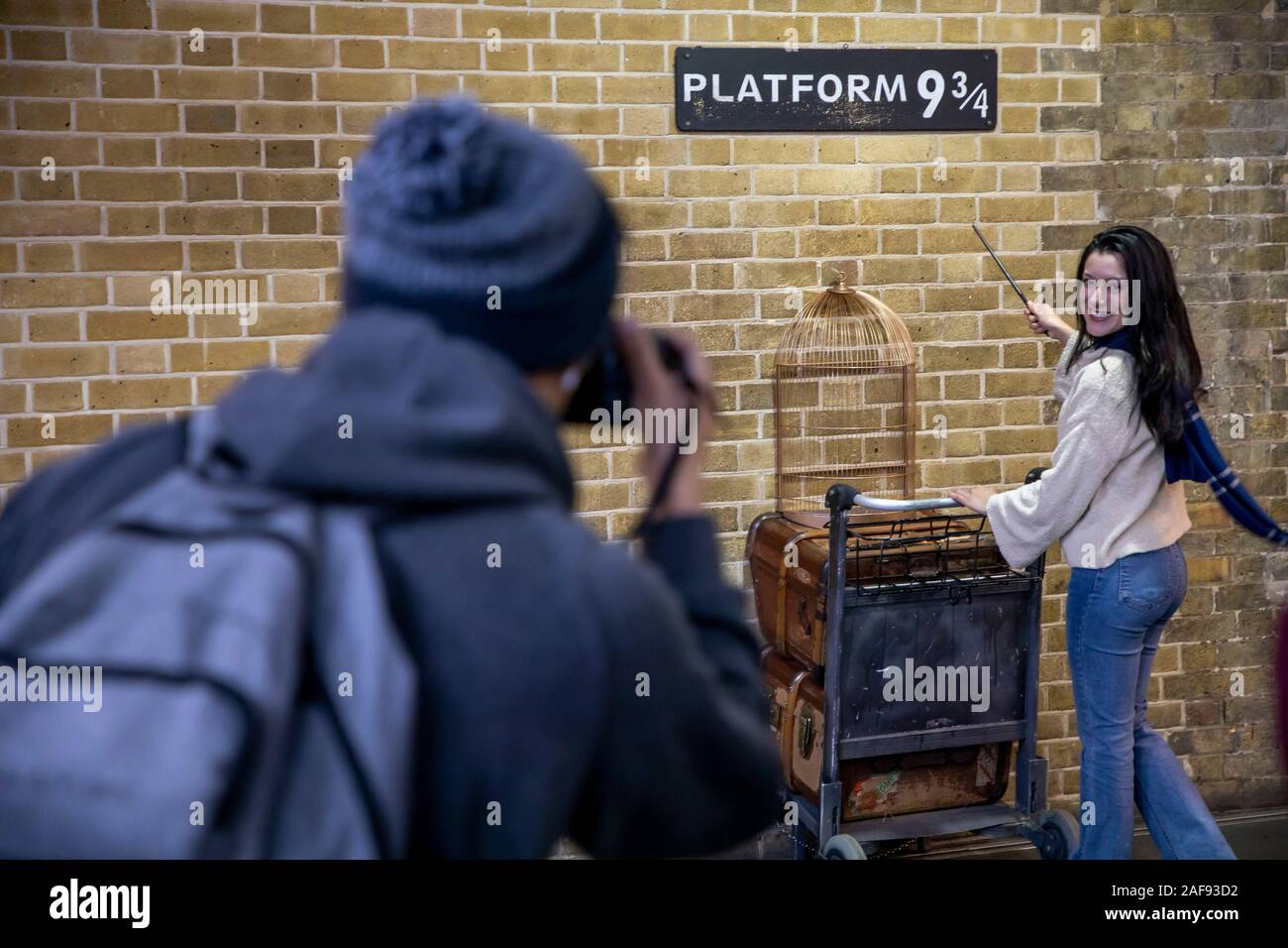 La estación de Kings Cross Station, la estación Hall, Londres, Gran Bretaña, la plataforma 9 3/4, la ubicación de la primera película de Harry Potter, Foto de stock