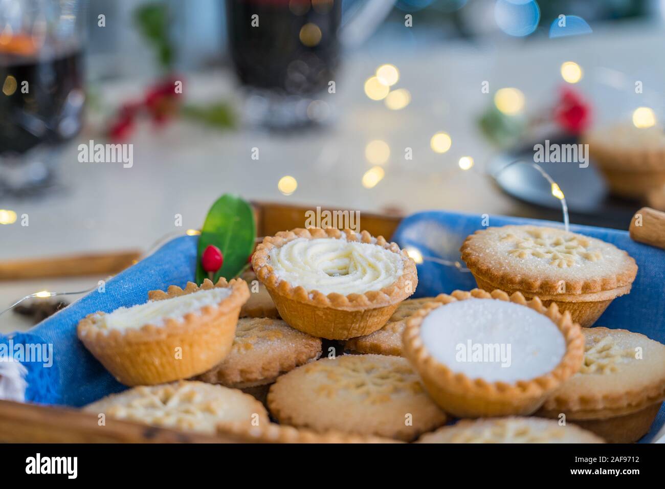 Cerrar inglés tradicional pastelería festiva mince pies en bandeja de