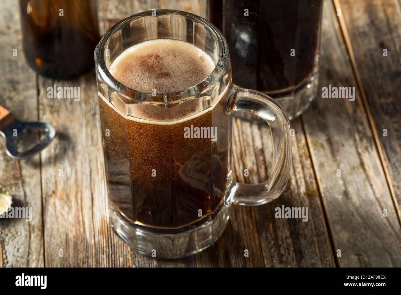 Beber cerveza de abedul caseros en una taza Foto de stock