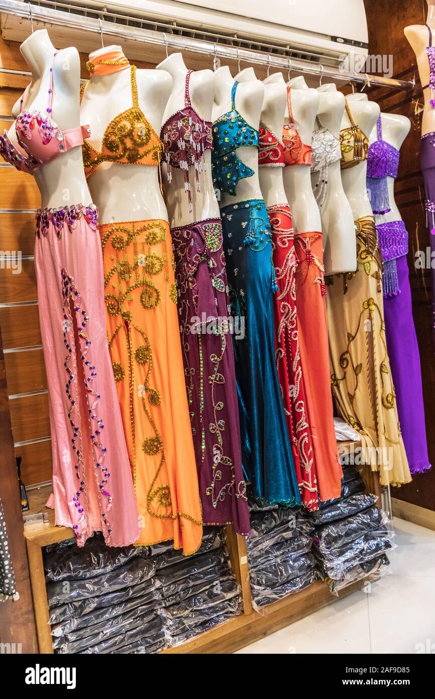 África, Egipto, El Tienda de souvenirs turísticos mostrando trajes de del vientre para la venta Fotografía de stock -