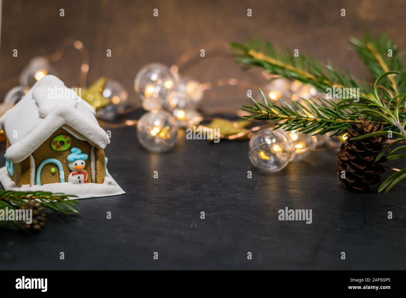 Vacaciones de Navidad casa de jengibre en pizarra con naranjas secas, anís  estrella, canela Fotografía de stock - Alamy
