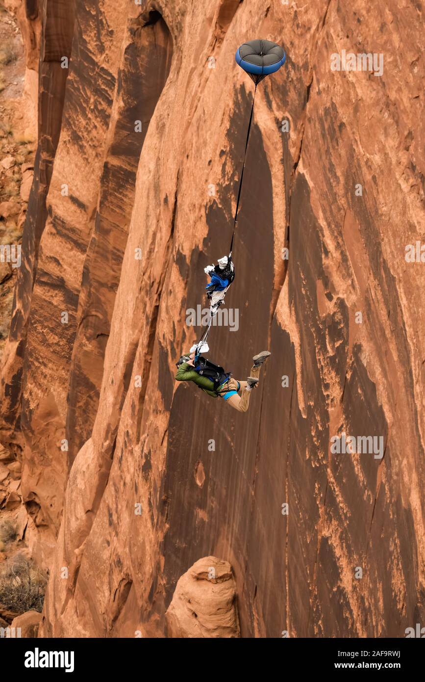 Una base libre de puente cae desde la nave nodriza Space Net suspendido desde los acantilados verticales de 950 pies sobre el piso del valle en Mineral Canyon, cerca de Moab, Foto de stock