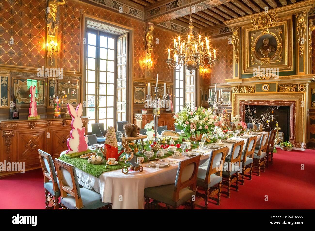 Banquete pascual dentro del castillo de Cheverny, Loire, Francia Foto de stock