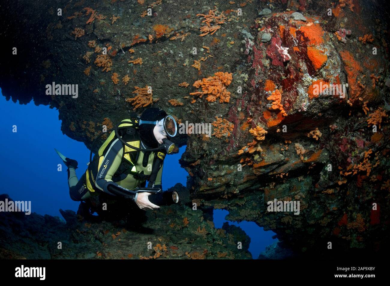 Scuba Diver en la cueva submarina Bubble Cueva, Bodrum, Turquía Foto de stock