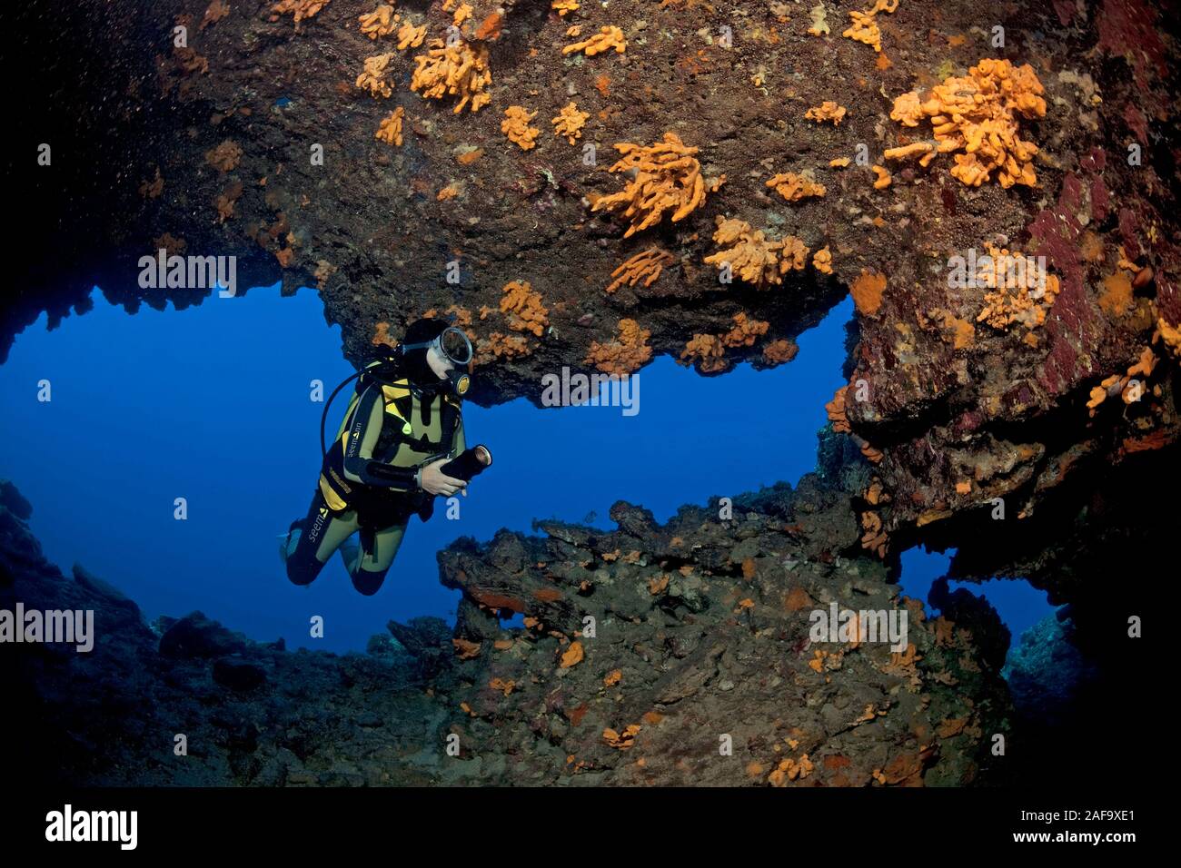 Scuba Diver en la cueva submarina Bubble Cueva, Bodrum, Turquía Foto de stock