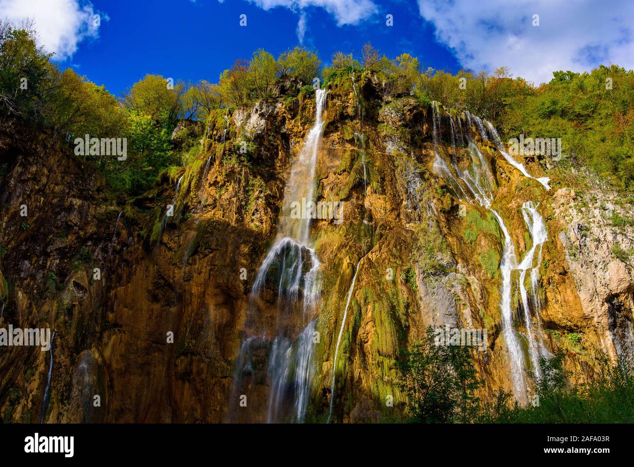 Gran Cascada en lagos inferiores, la cascada más alta en el Parque Nacional de Los Lagos de Plitvice (Plitvička jezera), Croacia Foto de stock