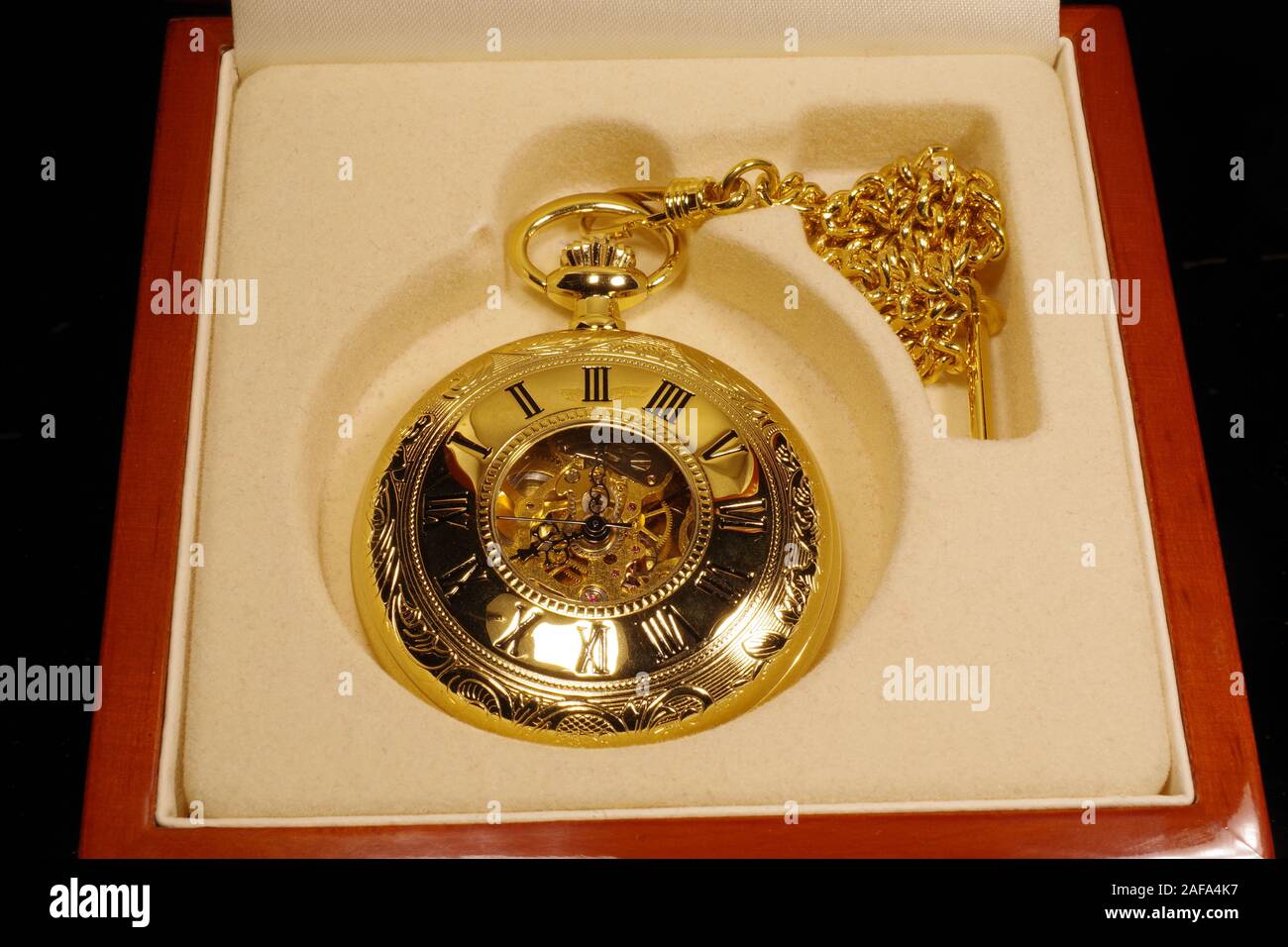 Lujoso chapado en oro grabada la mitad cazador reloj de bolsillo por Jean  Pierre de Suiza. Devon, Reino Unido Fotografía de stock - Alamy