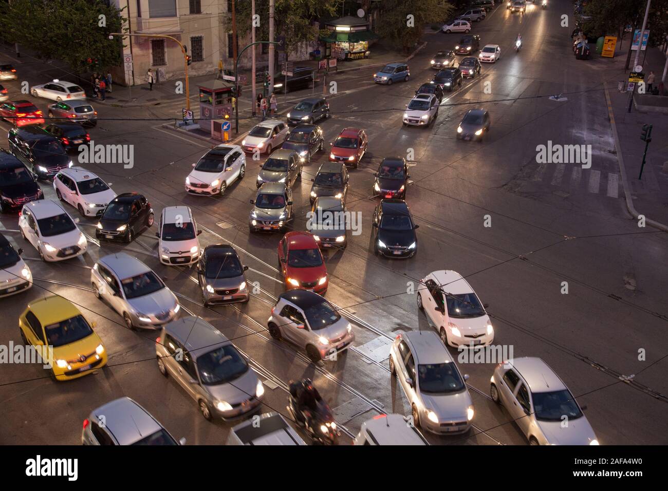 La congestión del tráfico en el centro de Roma, Italia, causando tanto la contaminación atmosférica y acústica Foto de stock