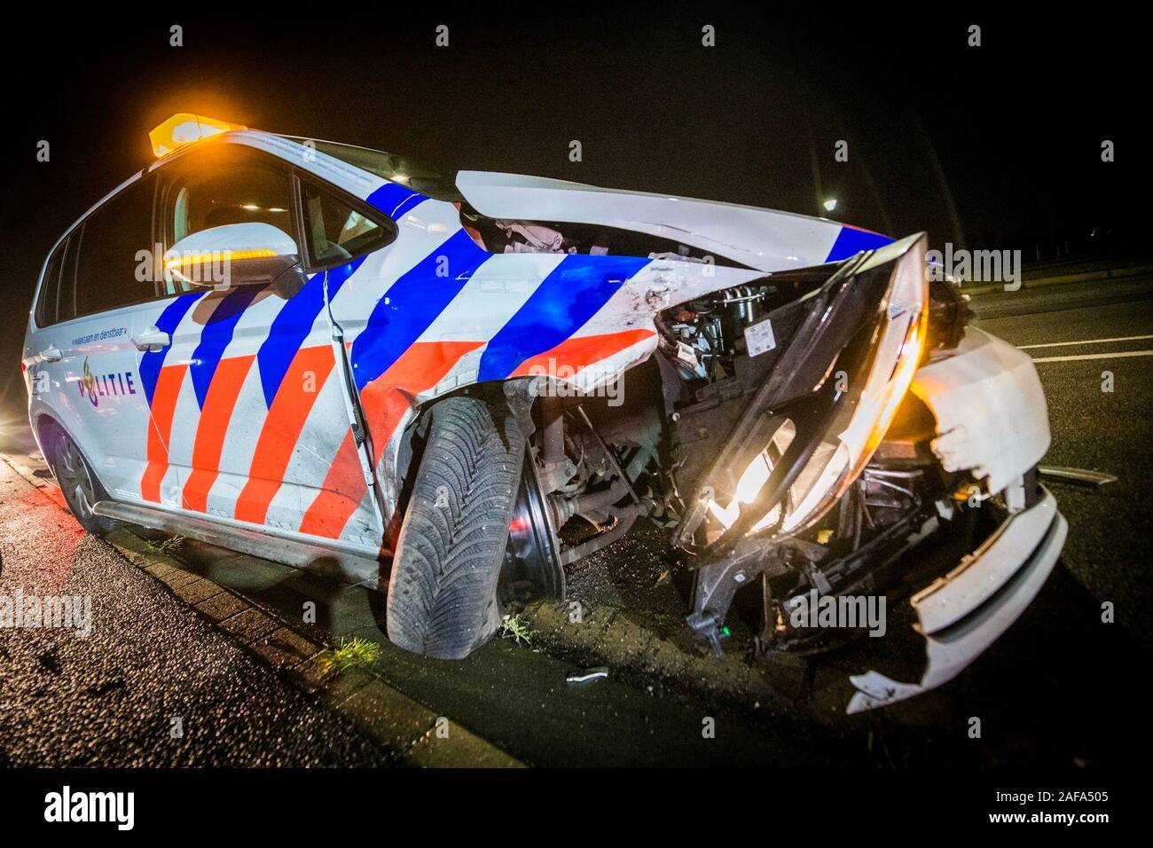 NUENEN, Holanda. 14 Dec, 2019. dutchnews, coche de la policía gravemente dañadas en la búsqueda por Nuenen Crédito: disparos Pro/Alamy Live News Foto de stock