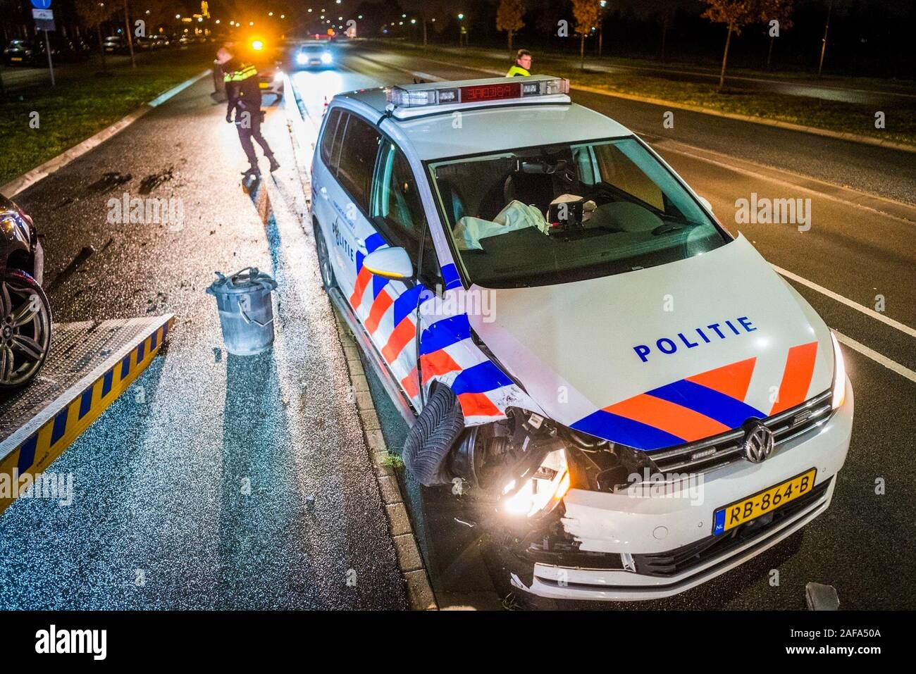 NUENEN, Holanda. 14 Dec, 2019. dutchnews, coche de la policía gravemente dañadas en la búsqueda por Nuenen Crédito: disparos Pro/Alamy Live News Foto de stock