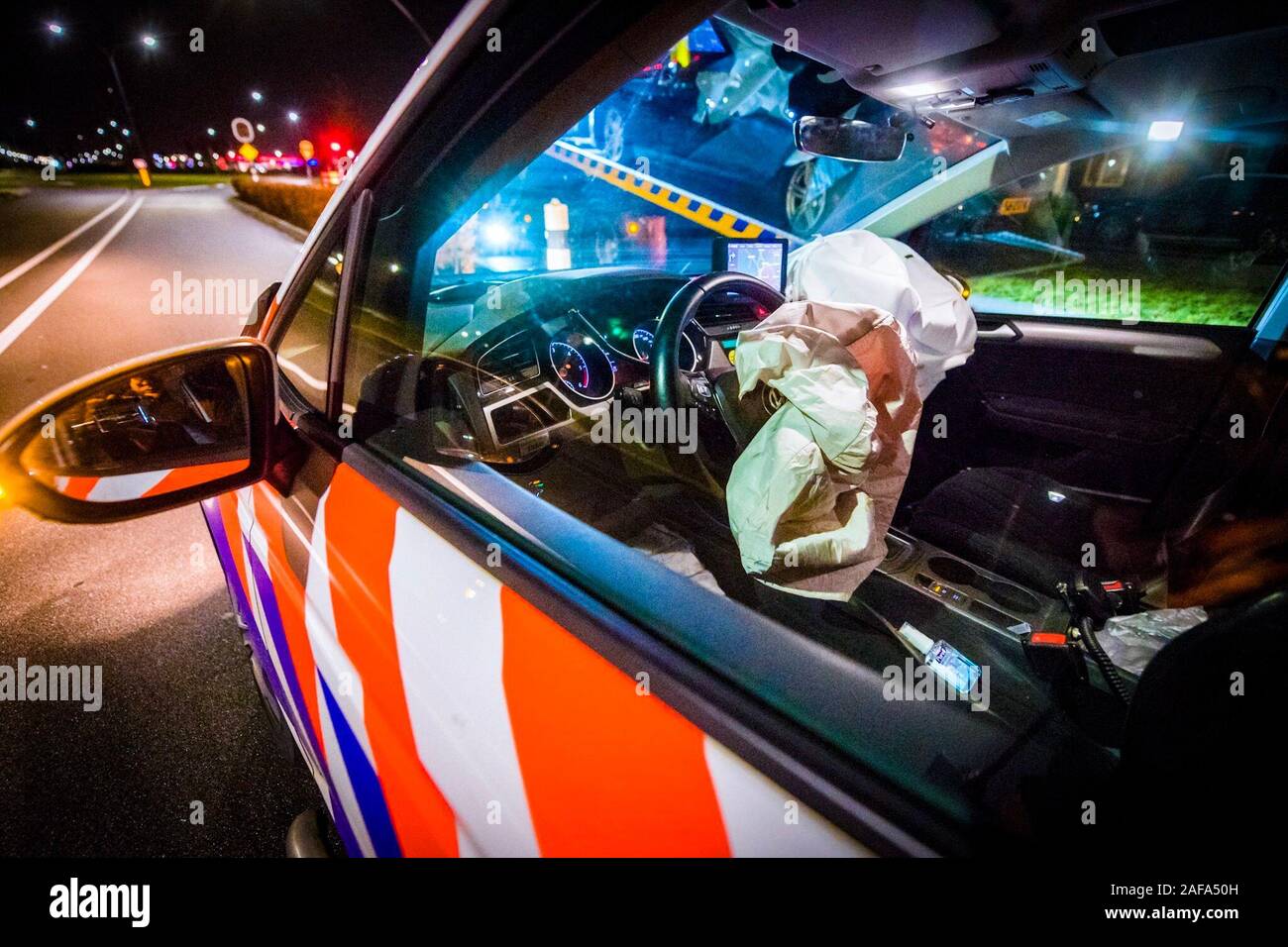 NUENEN, Holanda. 14 Dec, 2019. dutchnews, coche de la policía gravemente dañadas en la búsqueda por Nuenen Crédito: disparos Pro/Alamy Live News Foto de stock