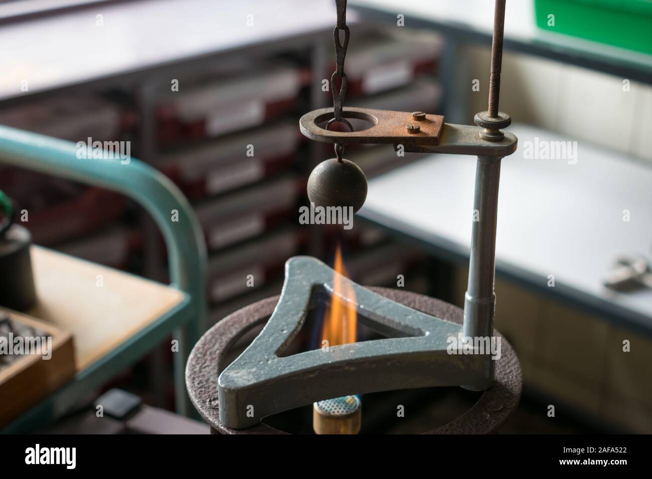 Experimento Gravesande: bolas de hierro es calentado por una llama caliente  y no encajará en el anillo superior después del calentamiento. Experimento  de física de expansión Fotografía de stock - Alamy