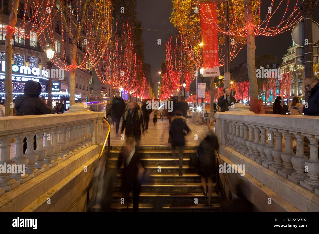 Las luces de Navidad en los Campos Elíseos en París Foto de stock
