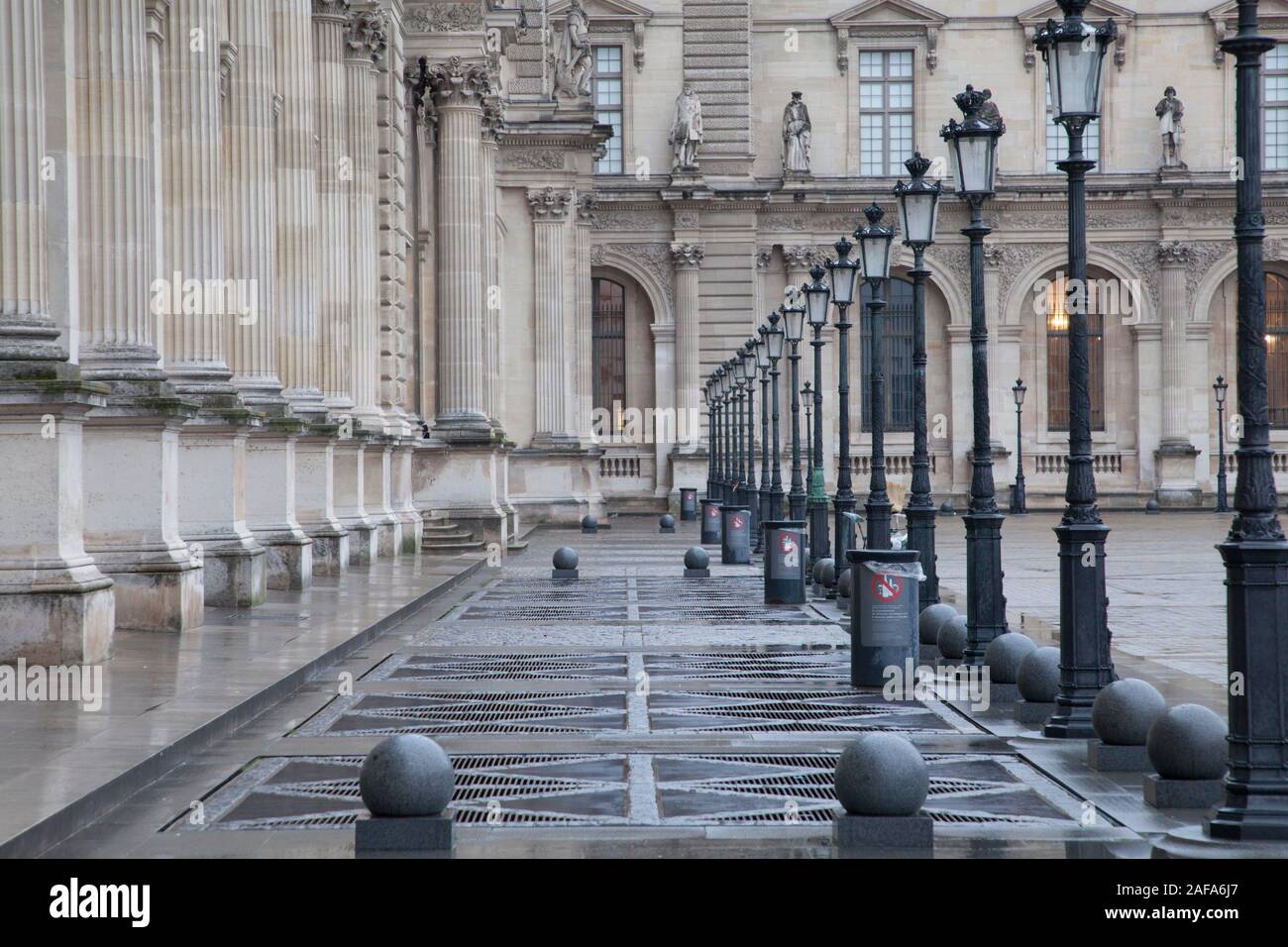 Detalle arquitectónico de la Cour Carrée (Tribunal cuadrado) del Palais du Louvre en París en una húmeda mañana de invierno Foto de stock