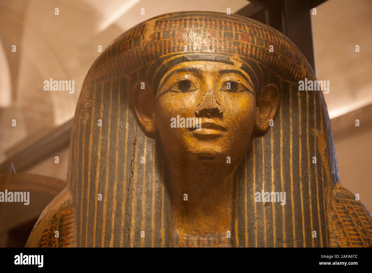 Detalle de una cara pintada sarcófago egipcio en el Museo del Louvre, París Foto de stock