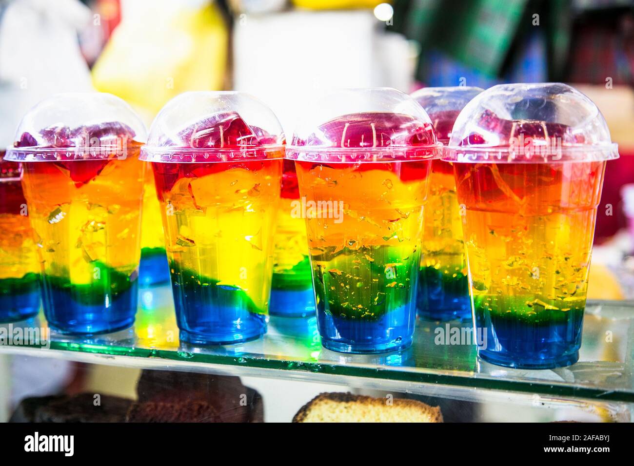 La gelatina de frutas exóticas en vidrios para vender en el mercado de San  Pedro en Cusco, Perú. América del Sur Fotografía de stock - Alamy