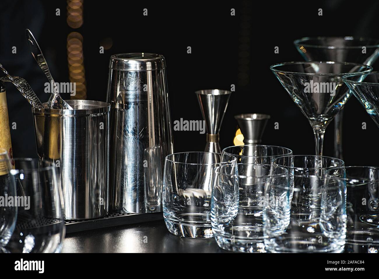 Bar platos y vasos para una margarita, martini, ponche y el licor en un bar  en el restaurante bar, en contra de la pared de fondo Fotografía de stock -  Alamy
