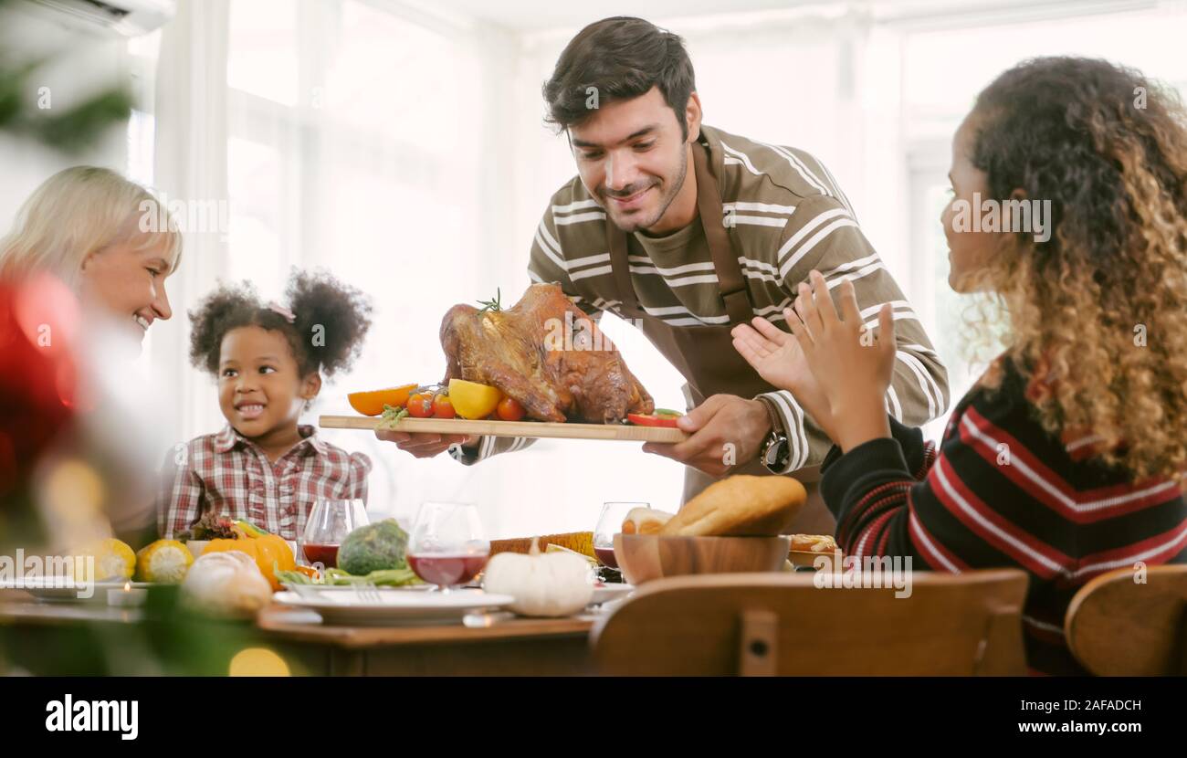 Padre llevar a Turquía ha servido para la familia en la cena de acción de  gracias .Celebración del Día de Acción de Gracias la tradición concepto  Fotografía de stock - Alamy