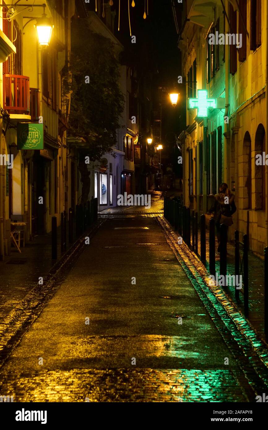 La vista de noche en las calles de Saint-Jean de Luz, Pirineos Atlánticos, Francia Foto de stock