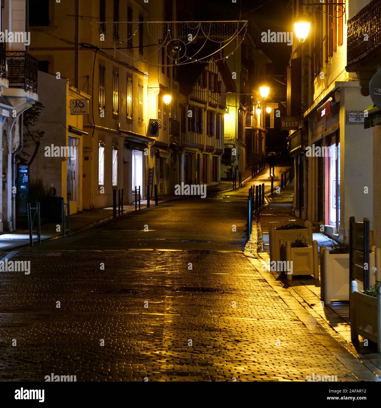 La vista de noche en las calles de Saint-Jean de Luz, Pirineos Atlánticos, Francia Foto de stock