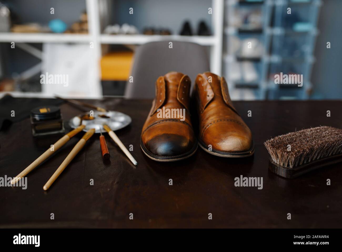 Zapatero poniendo pegamento en la suela de un zapato para arreglar  Fotografía de stock - Alamy