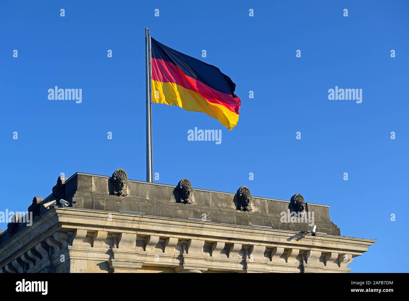 Deutschlandfahne auf einem der Tuerme des Reichstag de Berlín, Berlín, Alemania, Europa Foto de stock