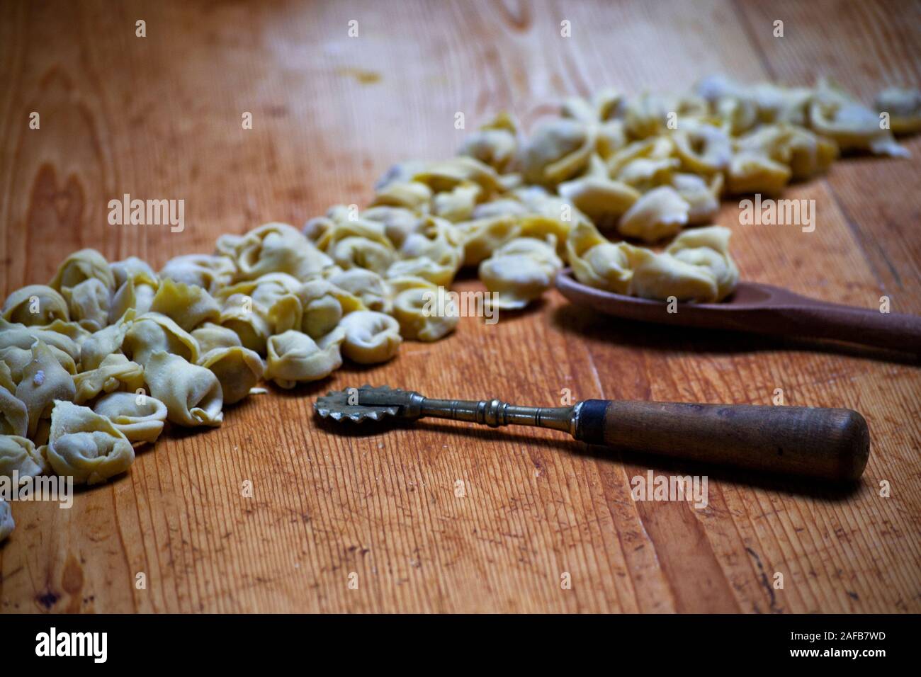 Tortellini casero y artesanal de madera junta del picador. Productos típicos de Módena y Bolonia, región de Emilia Romagna, Italia. Comida tradicional Foto de stock