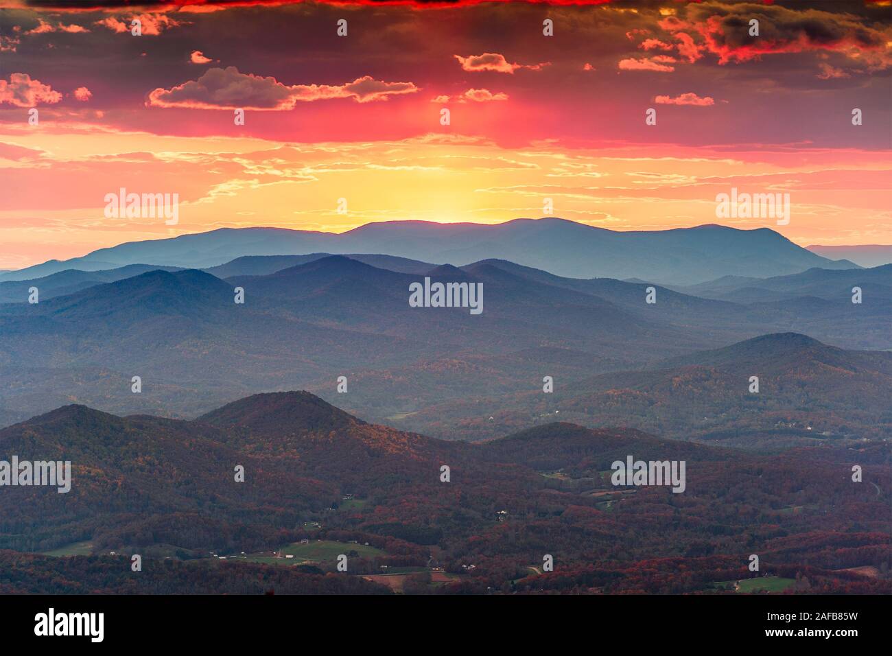 Vista desde Bald, Georgia, EE.UU. de las montañas Blue Ridge en otoño al anochecer. Foto de stock