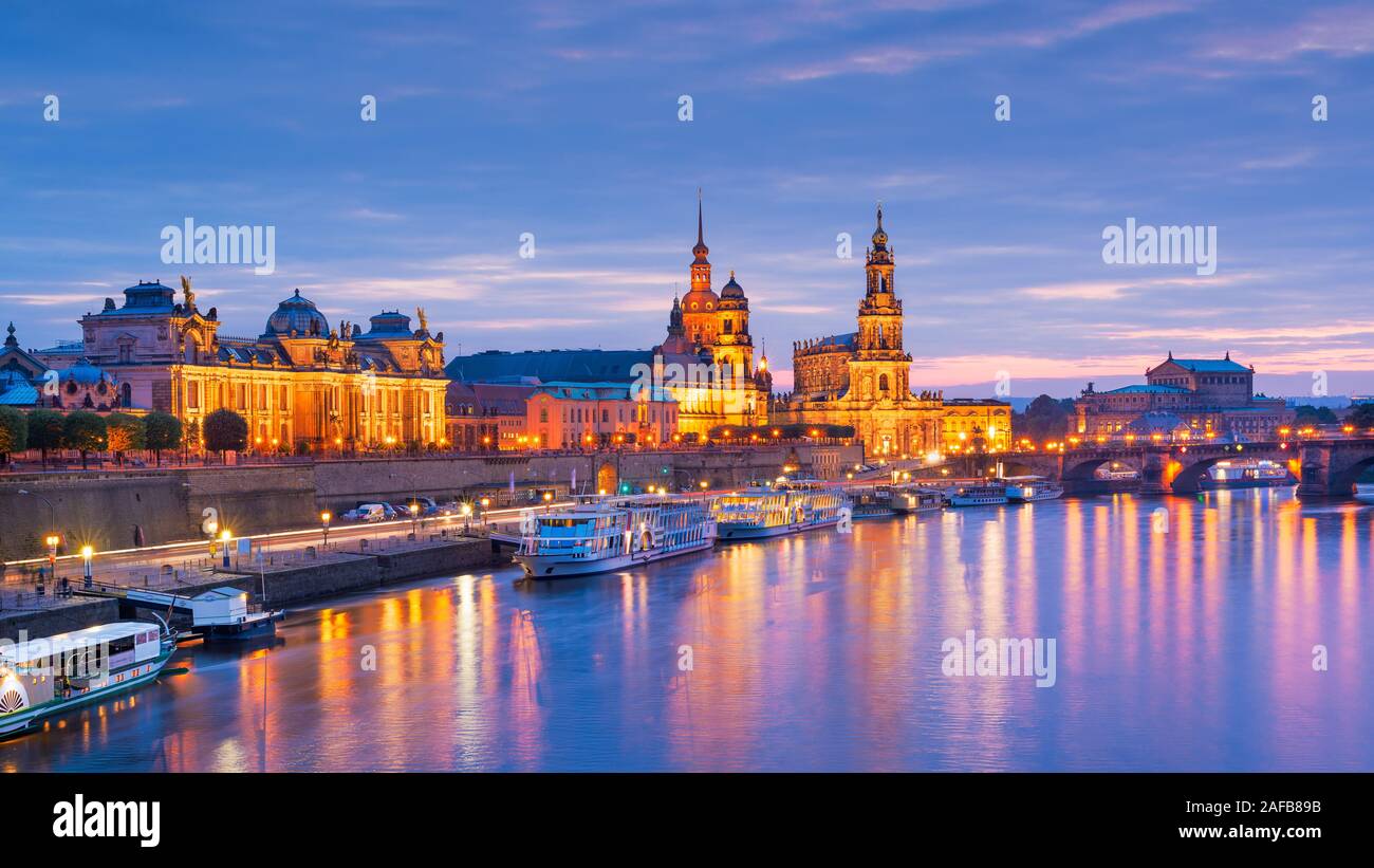 Dresden, Alemania paisaje urbano de cathdedrals sobre el río Elba al anochecer. Foto de stock