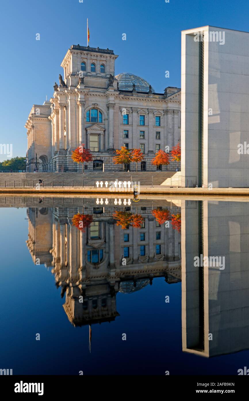 Reichstag und Paul-Löbe-Haus spiegeln sich im Herbst bei Sonnenaufgang in der Spree, Berlín, Alemania, Europa, oeffentlicher Grund Foto de stock