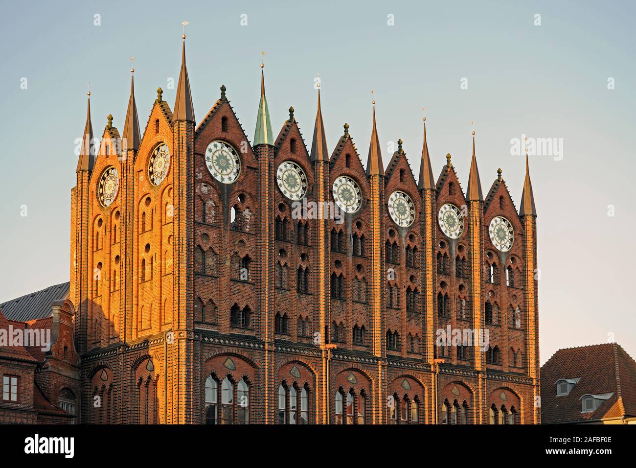 Fassade des Rathaus Stralsund am Morgen, el Altstadt, Alter Markt, la Unesco Weltkulturerbe, Mecklenburg Vorpommern, Deutschland, Europa , oeffentlicher G Foto de stock