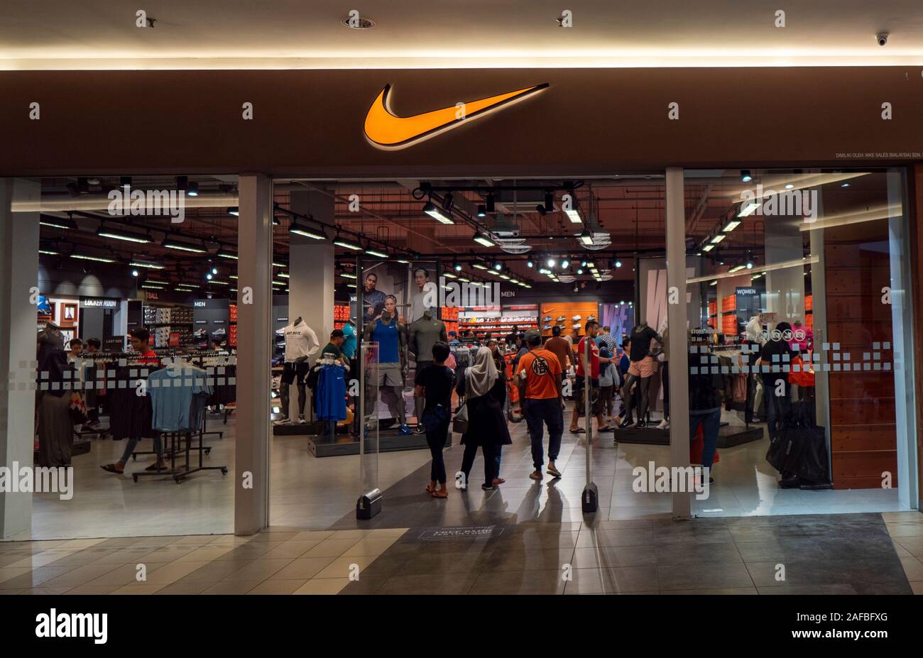 Mitsui , el centro de Kuala Lumpur, Malasia - Noviembre 2019 : entrada de  la tienda de Nike en el moderno centro comercial pueblo musulmán compras  Fotografía de stock - Alamy