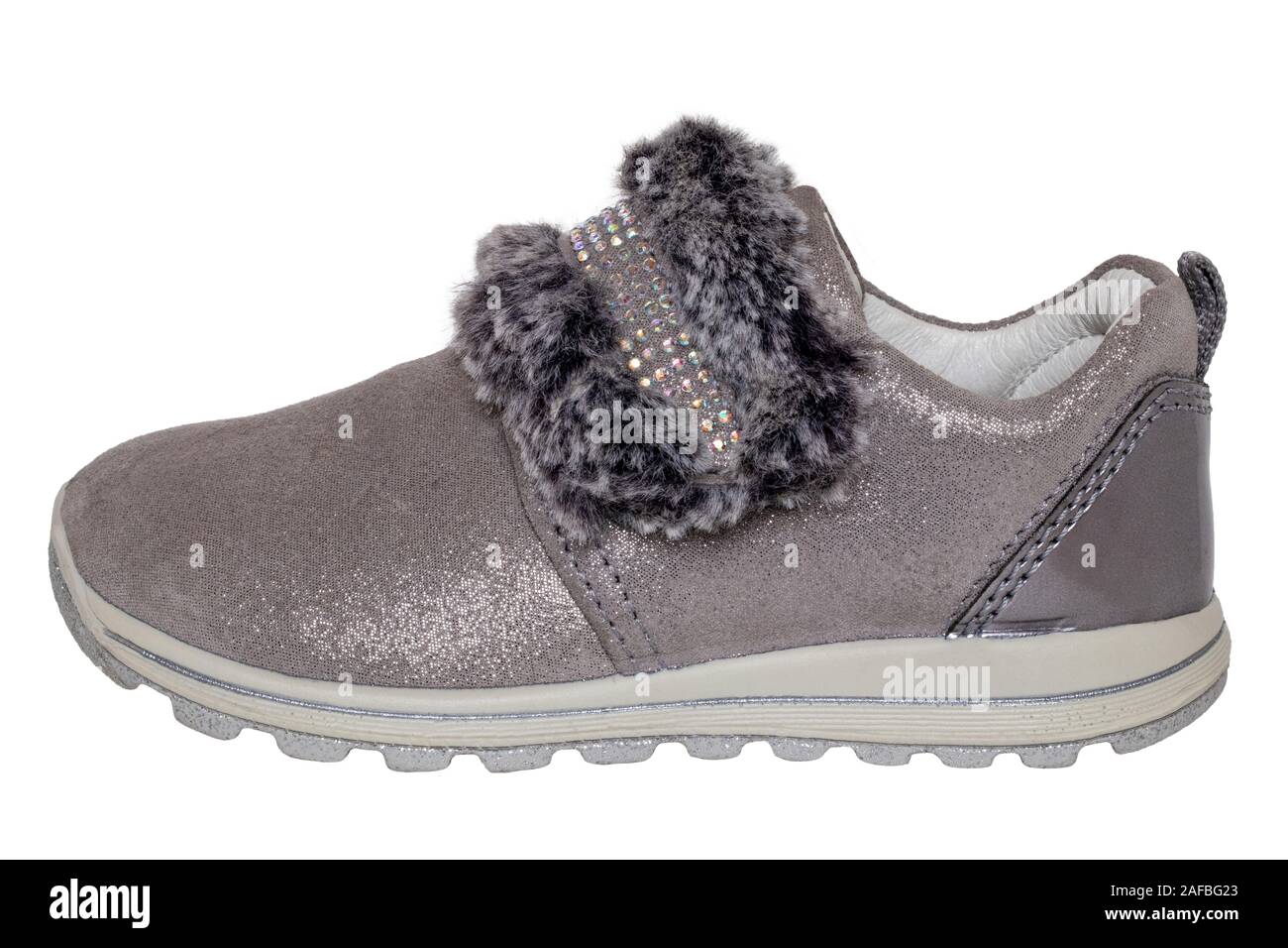 Zapatos de moda infantil. Cerca de un hermoso gris plata suede zapatillas  de deporte o calzado deportivo para las niñas con pelo y rhinestone  decoración aislado en Fotografía de stock - Alamy