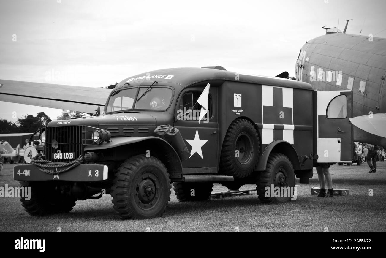 1942 Dodge WC54 Ambulancia estacionada junto a un 1944 C-47 Dakota "Betsy's Biscuit Bomber" en Shuttleworth para conmemorar el 75º aniversario del Día D. Foto de stock